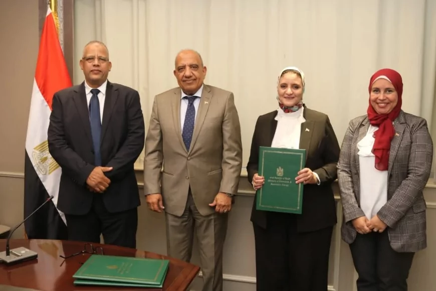 وزيرا "الكهرباء" و"الطاقة والبيئة" في مصر واليونان يشهدان توقيع اتفاق إنهاء الدراسات الفنية والاقتصادية لمشروع الربط الكهربائي بين الدولتين.