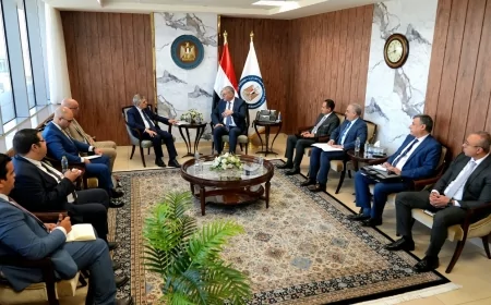 وزير البترول والثروة المعدنية يبحث مع رئيس هيئة قناة السويس إقامة محطة لتسييل وتخزين الغاز الطبيعي ببورسعيد لتموين قاطرات الهيئة 