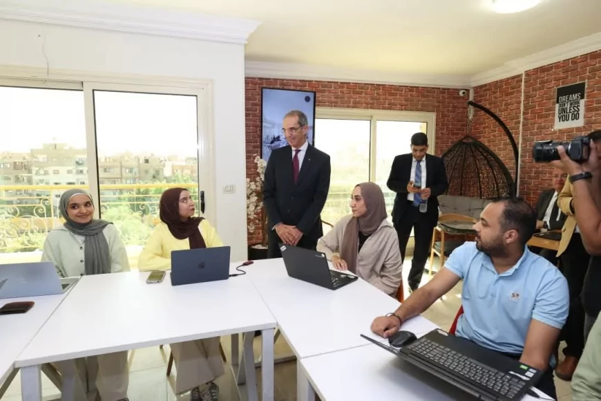 في دعم غير مسبوق للشركات الصغيرة والمتوسطة.. وزير الاتصالات يزور شركات "أبيكس" و"نت أرابيا" ومركز "إكسيد" بالصعيد