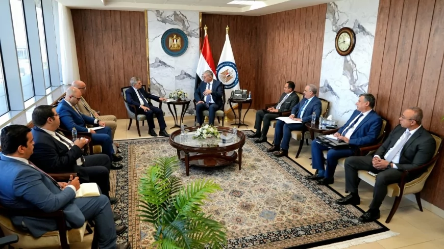 وزير البترول والثروة المعدنية يبحث مع رئيس هيئة قناة السويس إقامة محطة لتسييل وتخزين الغاز الطبيعي ببورسعيد لتموين قاطرات الهيئة