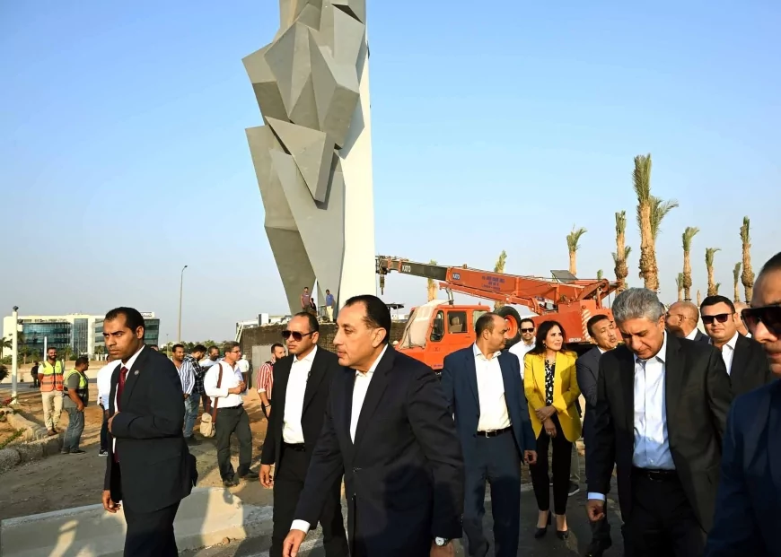 قبل ١٥ يوماً من احتفالية افتتاحه.. رئيس الوزراء يطمئن ميدانيا على الانتهاء من أعمال تطوير المنطقة المحيطة بالمتحف المصري الكبير