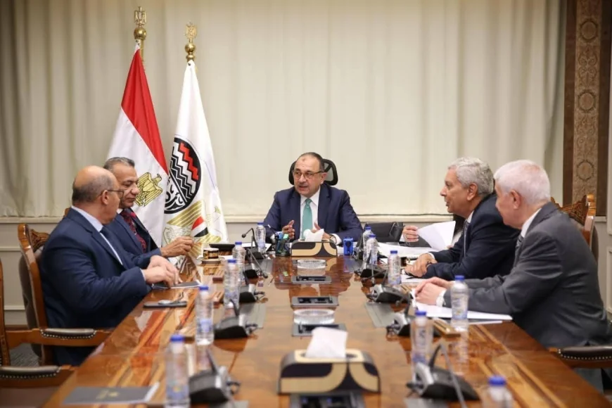 وزير قطاع الأعمال يبحث مع نقيب أطباء الأسنان تأمين احتياجات السوق من بنج الأسنان والمستلزمات الطبية