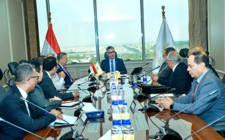 وزير التموين يبحث مع شعبة المواد البترولية آليات تطوير منظومة توزيع الوقود وضبط الأسعار