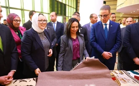 وزيرة التضامن ومحافظ الفيوم يتفقدان معرض "كنزي" للحرف اليدوية والتراثية