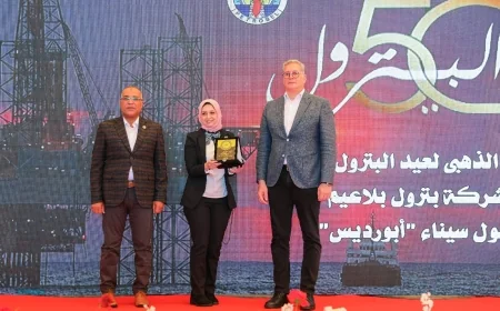 اليوبيل الذهبي لعيد البترول .. وزير البترول يكرم الدكتورة أسماء حجاج  بالإدارة العامة للسلامة والصحة المهنية بشركة ويبكو