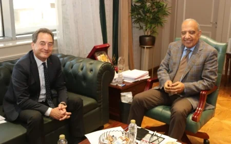 وزير الكهرباء والطاقة المتجددة يبحث مع سفير فرنسا بالقاهرة دعم وتعزيز فرص الشراكة والتعاون فى مختلف مجالات الكهرباء والطاقات المتجددة. 