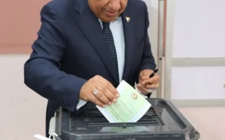 وزير الكهرباء والطاقة المتجددة يدلي بصوته في انتخابات "النواب "امام المركز الانتخابي بمدرسة المنارة بمدينة نصر