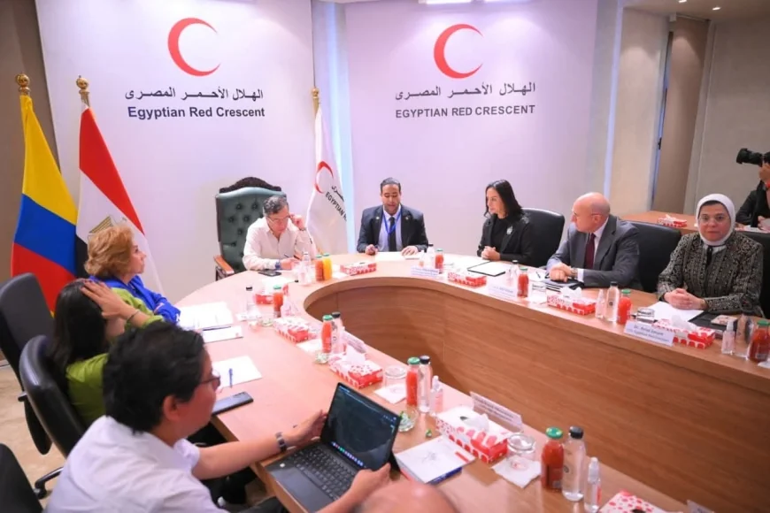 رئيس جمهورية كولومبيا يزور الهلال الأحمر المصري .. ويشيد بالجهود المصرية في تقديم المساعدات الإنسانية للفلسطينيين في قطاع غزة