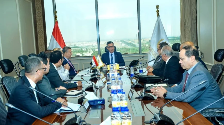 وزير التموين يبحث مع شعبة المواد البترولية آليات تطوير منظومة توزيع الوقود وضبط الأسعار