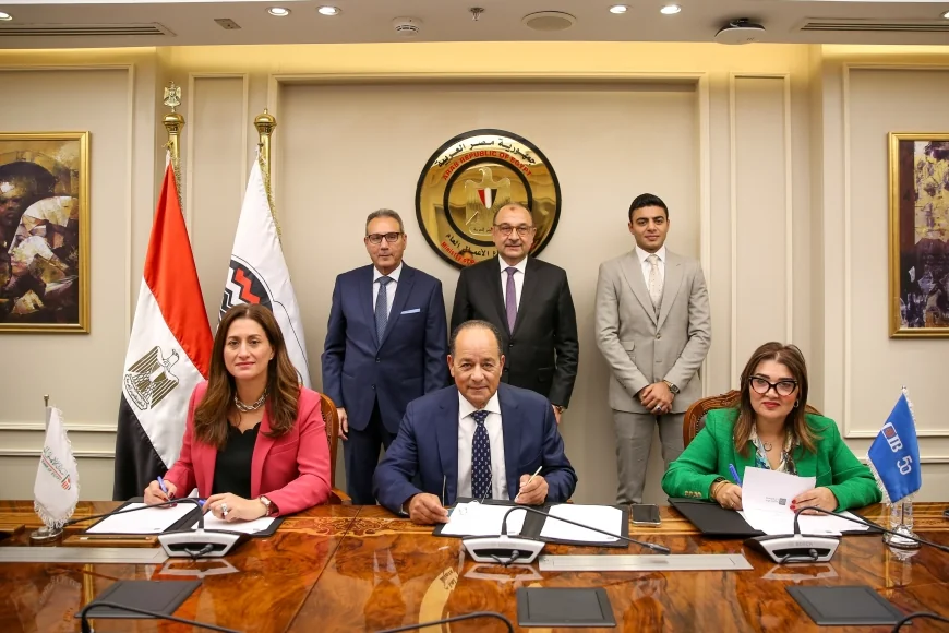 وزير قطاع الأعمال العام يشهد توقيع عقد تمويل أول مصنع لإنتاج أقراص وحبيبات الكلور في مصر وأفريقيا والشرق الأوسط
