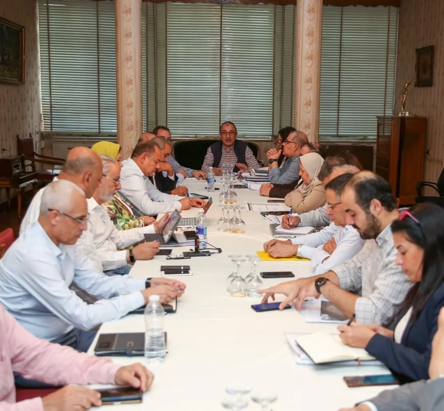 وزير قطاع الأعمال العام يعقد اجتماعًا موسعًا في "غزل المحلة" مع الرؤساء التنفيذين لشركات "القابضة للقطن والغزل والنسيج"