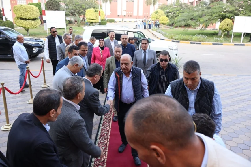 فى زيارة ميدانية.. وزير الكهرباء والطاقة المتجددة يتفقد محطة توليد كهرباء النوبارية بمحافظة البحيرة .