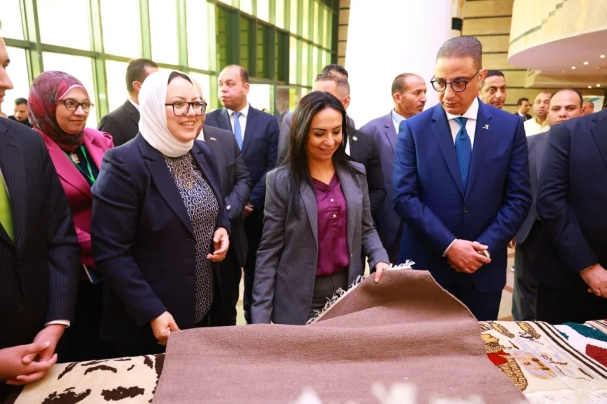 وزيرة التضامن ومحافظ الفيوم يتفقدان معرض "كنزي" للحرف اليدوية والتراثية
