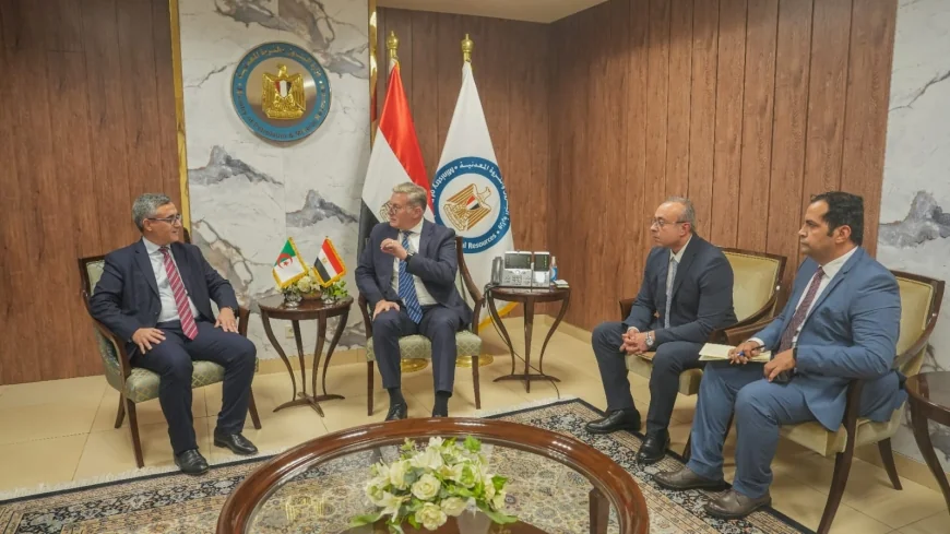 وزير البترول يبحث مع سفير الجزائر تعزيز التعاون في مشروعات البترول والغاز