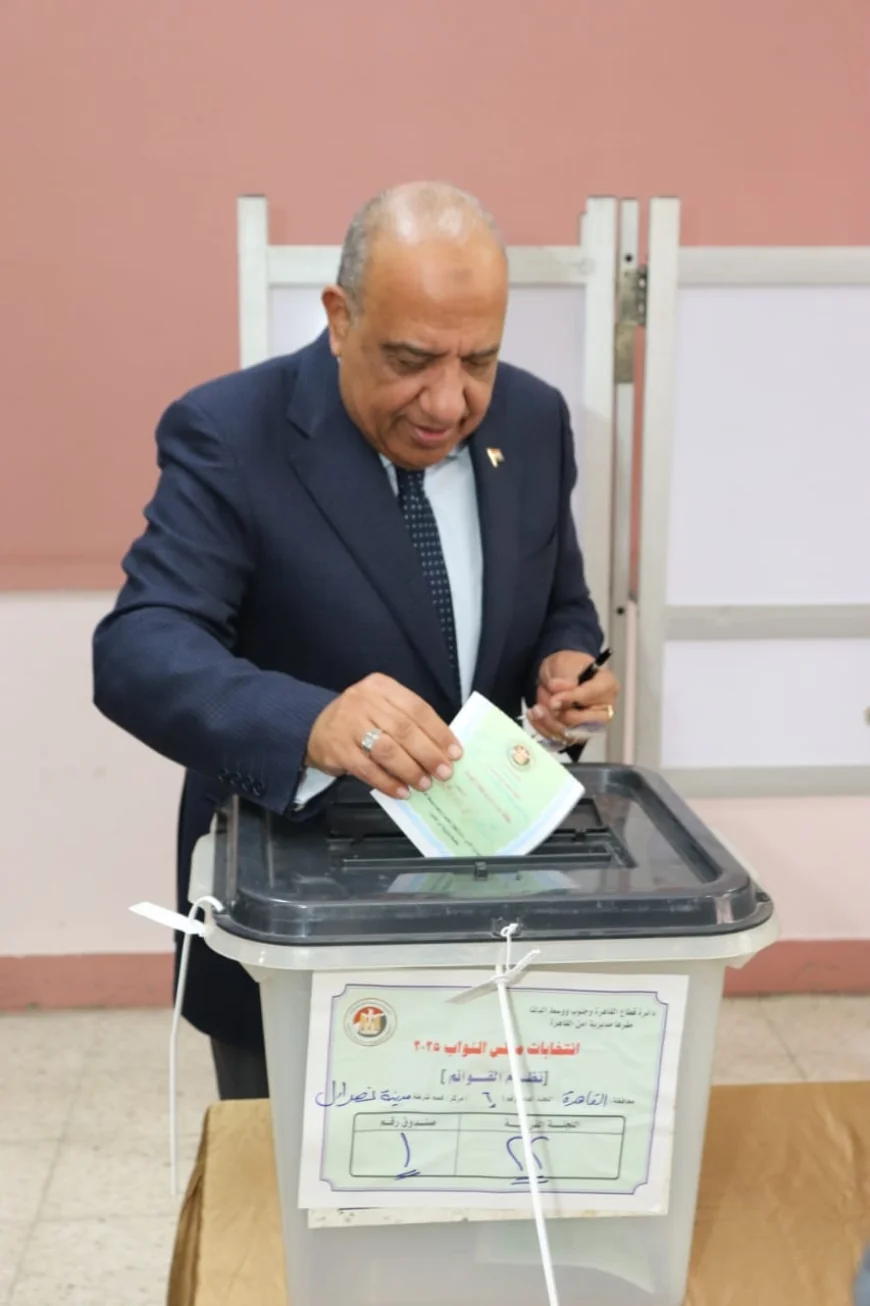 وزير الكهرباء والطاقة المتجددة يدلي بصوته في انتخابات "النواب "امام المركز الانتخابي بمدرسة المنارة بمدينة نصر