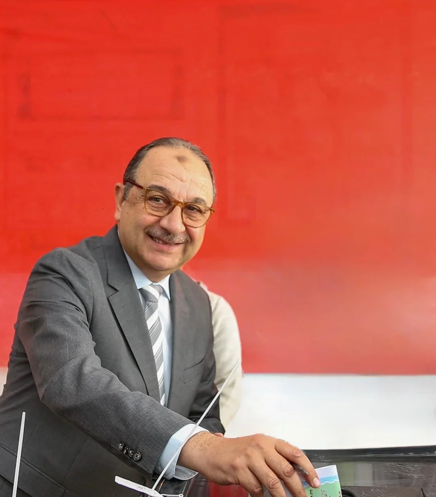 وزير قطاع الأعمال العام يدلي بصوته في انتخابات مجلس النواب بلجنته الانتخابية بمدرسة سيزا نبراوي بالقاهرة الجديدة