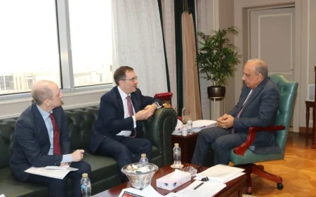 وزير الكهرباء والطاقة المتجددة يستقبل سفير بريطانيا بالقاهرة لبحث سبل دعم وتعزيز التعاون والفرص الاستثمارية فى مجالات الطاقة المتجددة