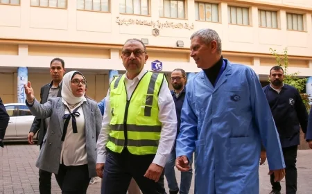 وزير قطاع الأعمال العام يجري زيارة تفقدية لشركة القاهرة للأدوية لمتابعة سير العمل والإنتاج