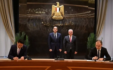 رئيس الوزراء يشهد مراسم توقيع 3 عقود مشروعات صناعية بالمنطقة الاقتصادية لقناة السويس باستثمارات 1.15 مليار دولار  توفر 5400 فرصة عمل