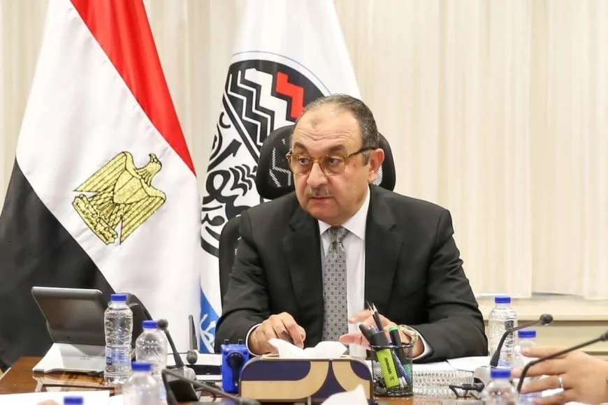 وزير قطاع الأعمال العام يجتمع بمسؤولي مركز المعلومات لمتابعة عدد من ملفات العمل.. ويؤكد على تعزيز الحوكمة والتحول الرقمي