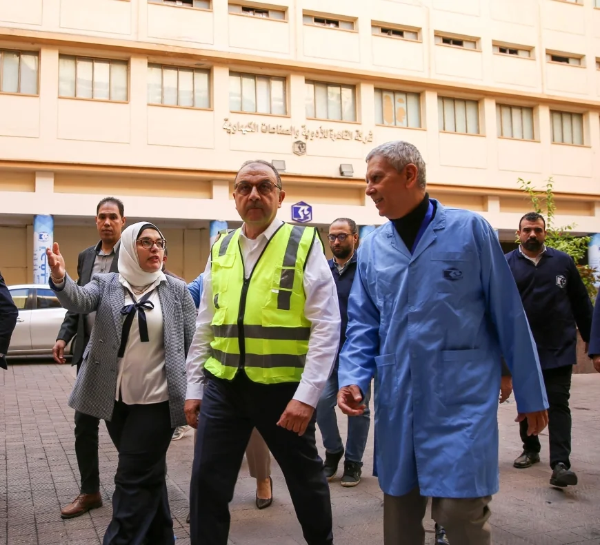 وزير قطاع الأعمال العام يجري زيارة تفقدية لشركة القاهرة للأدوية لمتابعة سير العمل والإنتاج