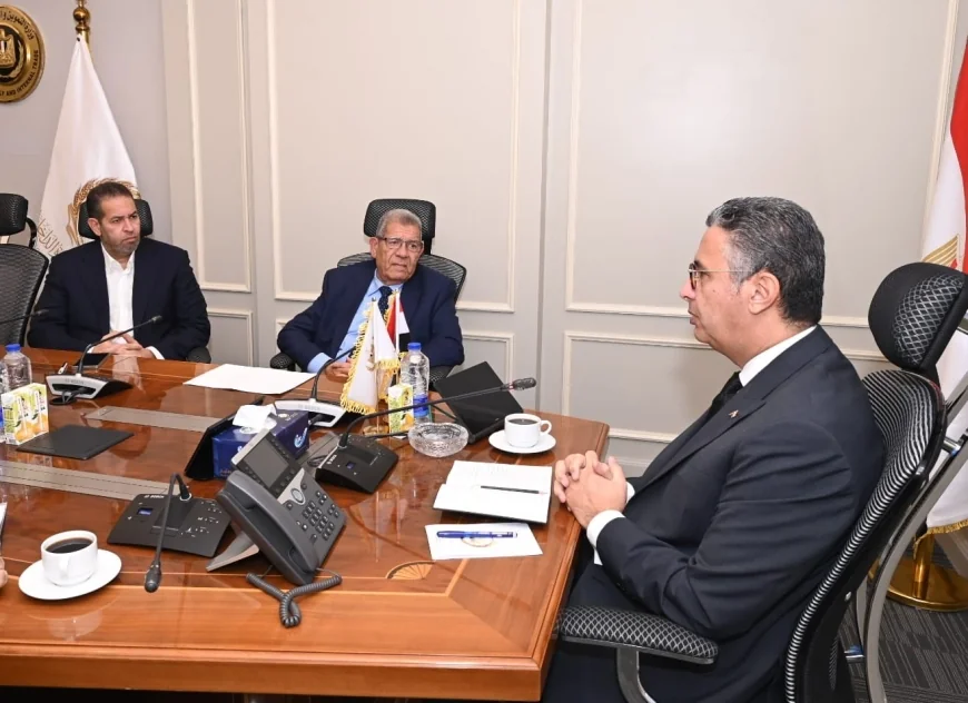 وزير التموين يبحث مع رئيس شركة علام جروب تعزيز الشراكة في إنتاج لبّ الورق من مخلفات قصب السكر