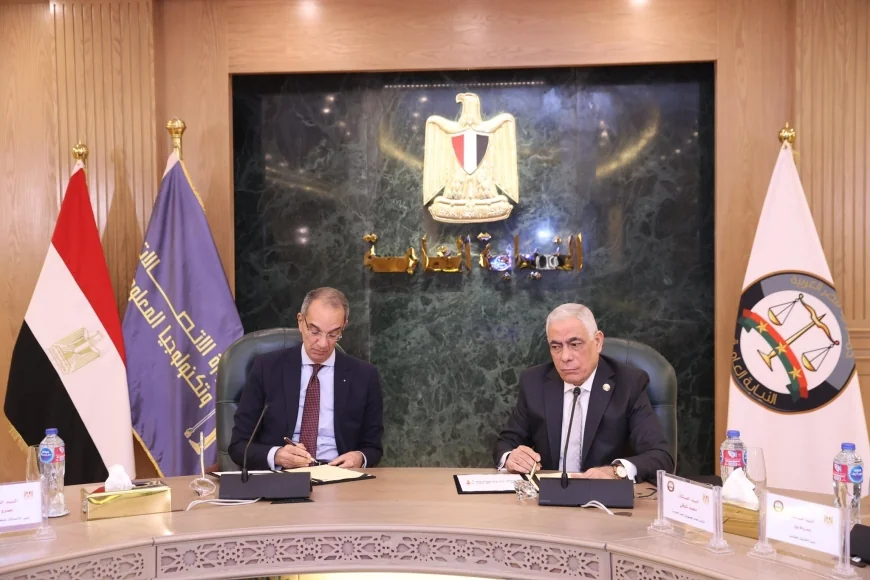 وزير الاتصالات والنائب العام يوقعان بروتوكول تنفيذ 10 مشروعات لتطوير منظومة التحول الرقمي بالنيابة العامة