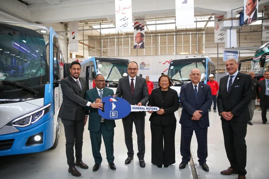 وزير قطاع الأعمال العام يشهد تسليم الدفعة الأولى من ميني باص «نصر ستار»