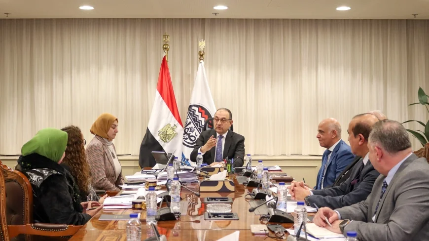 وزير قطاع الأعمال العام يجتمع بمجلس إدارة "مصر للسياحة" بتشكيله الجديد