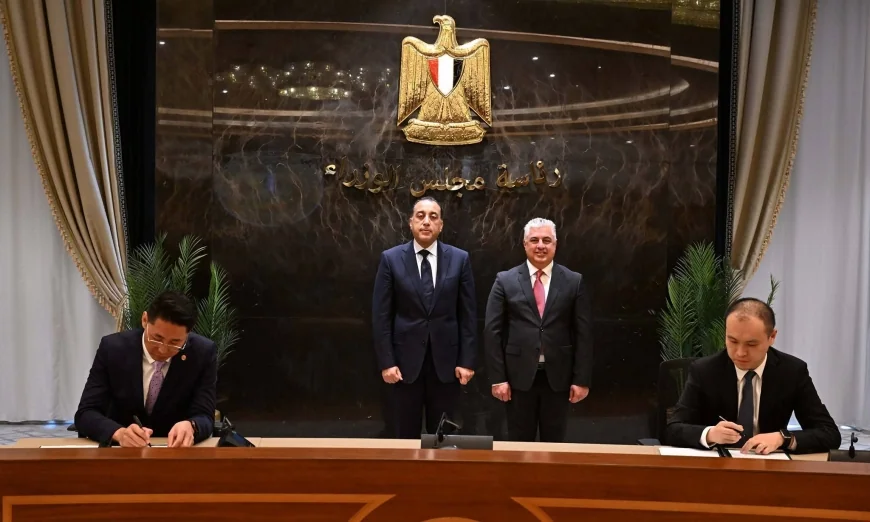 رئيس الوزراء يشهد مراسم توقيع 3 عقود مشروعات صناعية بالمنطقة الاقتصادية لقناة السويس باستثمارات 1.15 مليار دولار  توفر 5400 فرصة عمل