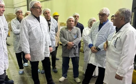 في زيارة مفاجئة.. وزير قطاع الأعمال العام يتفقد مصانع «مصر للمستحضرات الطبية» بالقليوبية