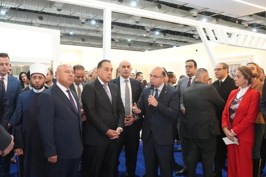 رئيس الوزراء يتفقد جناح هيئة الرقابة المالية بمعرض القاهرة الدولي للكتاب ويطلع على جهود نشر الثقافة المالية