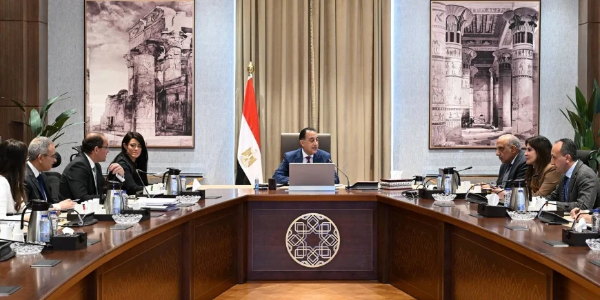 رئيس الوزراء يتابع تدبير تمويل مشروعات الكهرباء ودعم الشبكة القومية لاستيعاب الطاقات المتجددة