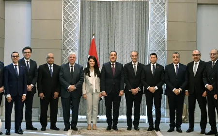 رئيس الوزراء يكرم الوزراء السابقين ويؤكد استكمال مسيرة العمل الحكومي