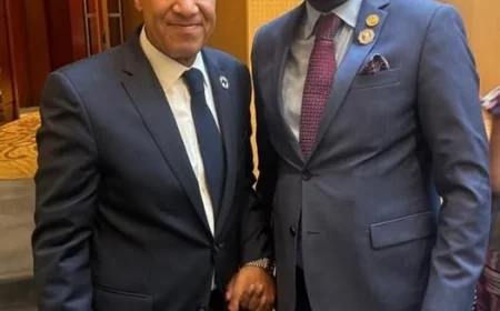 وزير الخارجية يلتقي مدير المركز الأفريقي لمكافحة الأمراض والأوبئة على هامش قمة الاتحاد الأفريقي