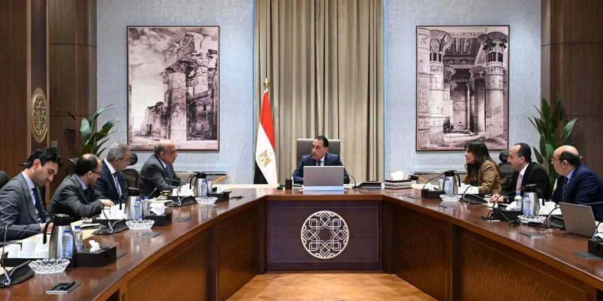 رئيس الوزراء يستعرض مع وزير الكهرباء ملفات تطوير المنظومة الكهربائية ومشروع الضبعة النووي