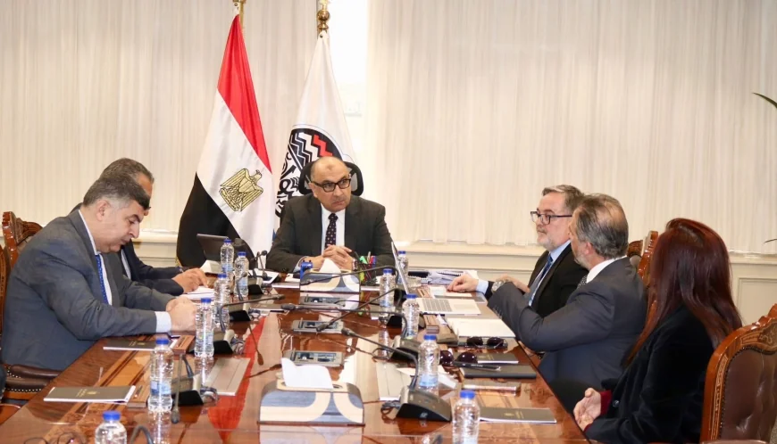 وزير قطاع الأعمال العام يبحث مع شركة إسبانية تنفيذ مشروعات بيئية مستدامة بالشركات التابعة