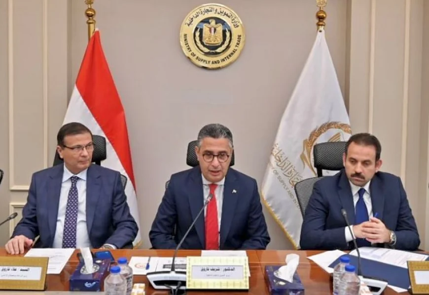 اتفاق ثلاثي لاستيراد دواجن مجمدة وطرحها بالمنافذ قبل رمضان لضبط الأسواق