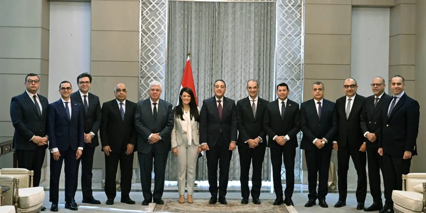 رئيس الوزراء يكرم الوزراء السابقين ويؤكد استكمال مسيرة العمل الحكومي