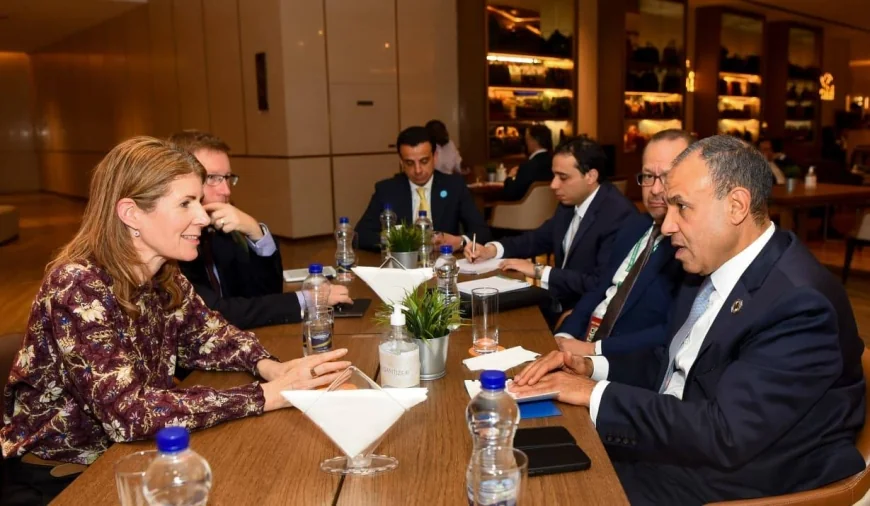 وزير الخارجية يبحث مع وزيرة الدولة البريطانية للتنمية الدولية تعزيز التعاون في أفريقيا ودعم الاستقرار الإقليمي