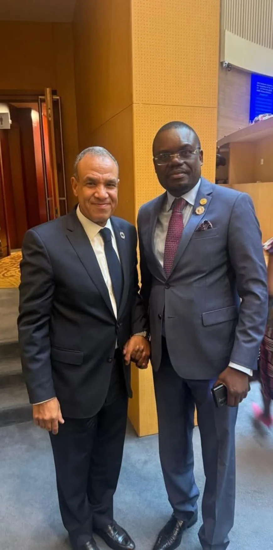 وزير الخارجية يلتقي مدير المركز الأفريقي لمكافحة الأمراض والأوبئة على هامش قمة الاتحاد الأفريقي