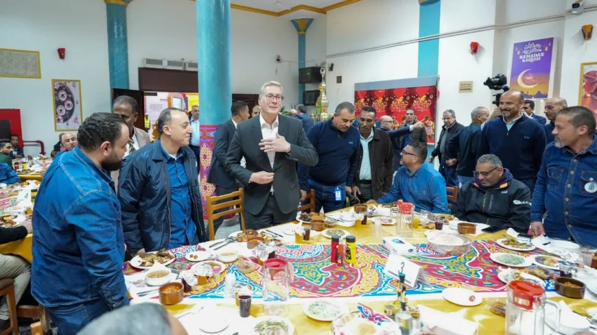 وزير البترول يشارك إفطار رمضان مع العاملين في حقول رأس غارب ويؤكد أولوية زيادة الإنتاج والسلامة