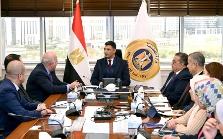 وزير الصناعة يبحث مع شركة بولاريس خطط التوسع بالمناطق الصناعية وجذب الاستثمارات