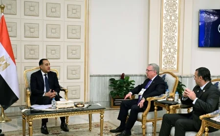 رئيس الوزراء يلتقي رئيس شركة "شيفرون" خلال "إيجيبس 2026" لتعزيز استثمارات الغاز