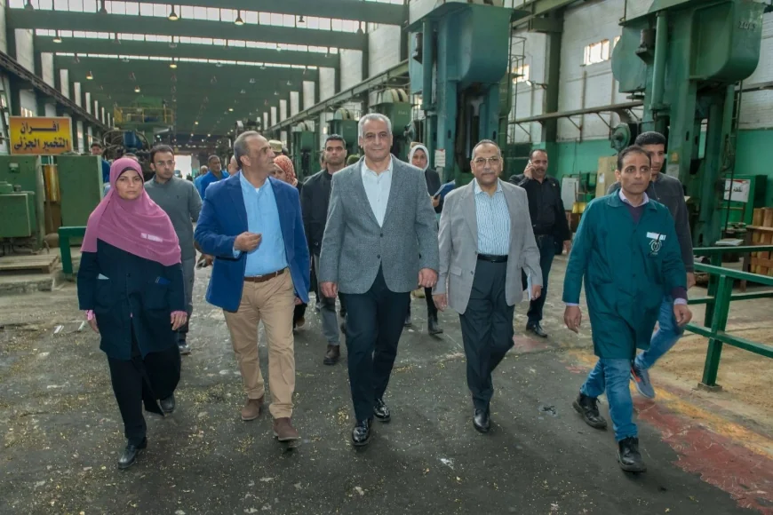 وزير الدولة للإنتاج الحربي يتفقد مصانع حلوان ويكافئ المهندسين والعمال
