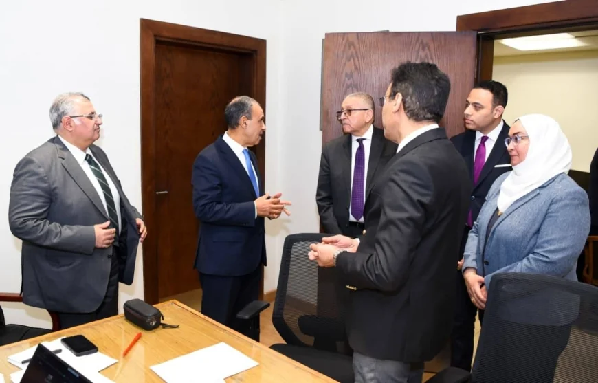 وزير الخارجية يتفقد خلية العمل لمتابعة أوضاع الجاليات المصرية بالمنطقة