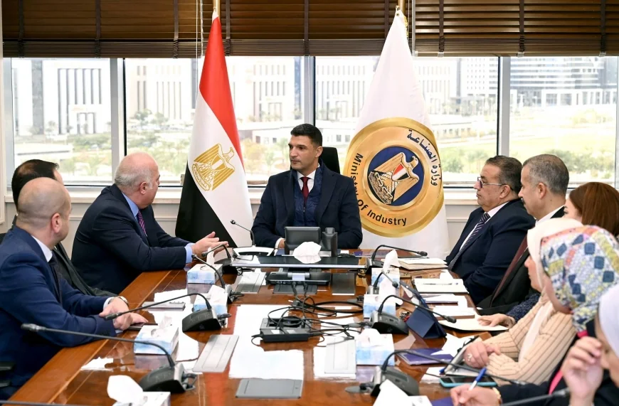وزير الصناعة يبحث مع شركة بولاريس خطط التوسع بالمناطق الصناعية وجذب الاستثمارات