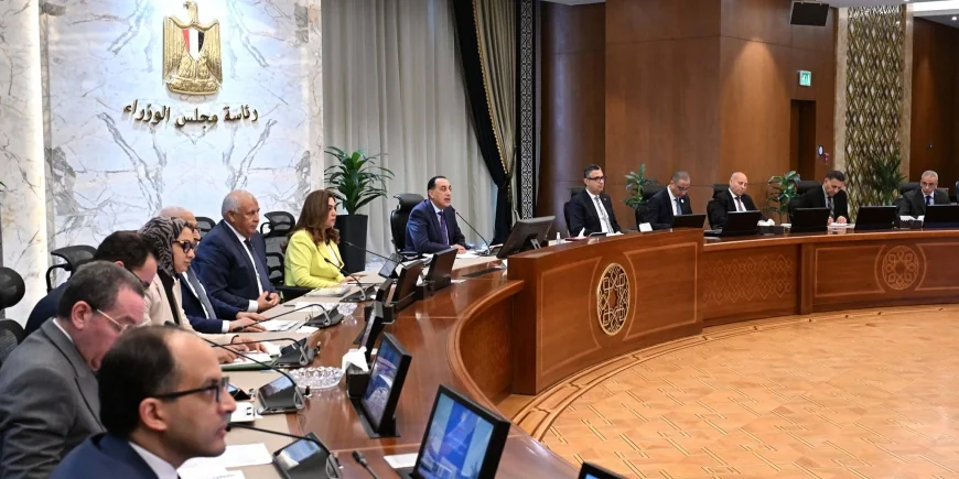 رئيس الوزراء يترأس اجتماع مجلس المحافظين: تكثيف الرقابة على الأسواق ومواجهة احتكار السلع.. ومخزون استراتيجي يكفي لعدة أشهر