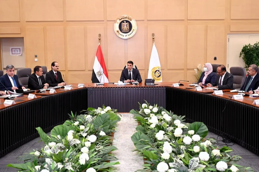 خالد هاشم يبحث تحديات قطاع السيراميك والبورسلين مع المصانع ويؤكد أهمية جدولة مديونيات الغاز وتعزيز الإنتاج والتصدير