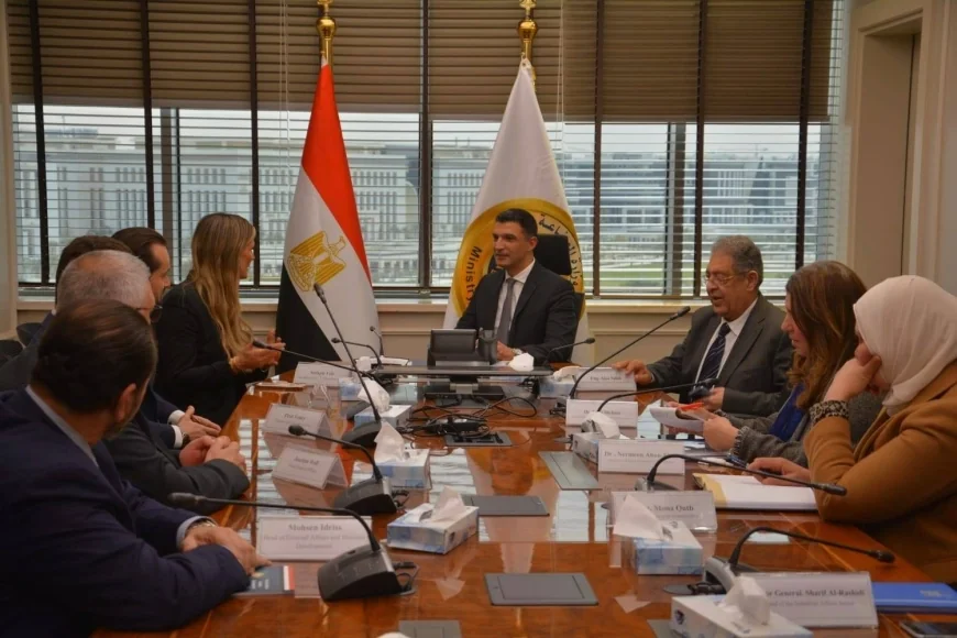 وزير الصناعة يبحث مع مرسيدس-بنز إيجيبت فرص توطين صناعة السيارات في مصر وتعزيز المكون المحلي